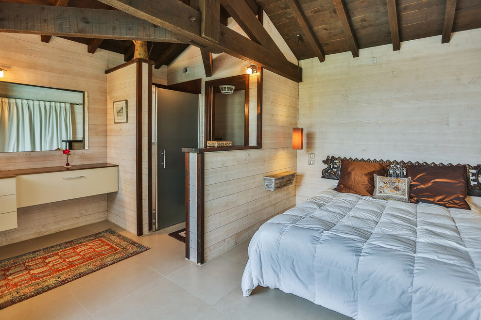 Mittelgroßes Uriges Hauptschlafzimmer mit brauner Wandfarbe und Keramikboden in Bordeaux