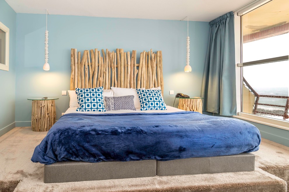 Foto de habitación de invitados costera grande con paredes azules y moqueta