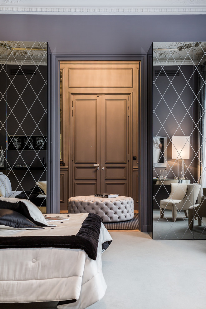 Bedroom - transitional bedroom idea in Paris