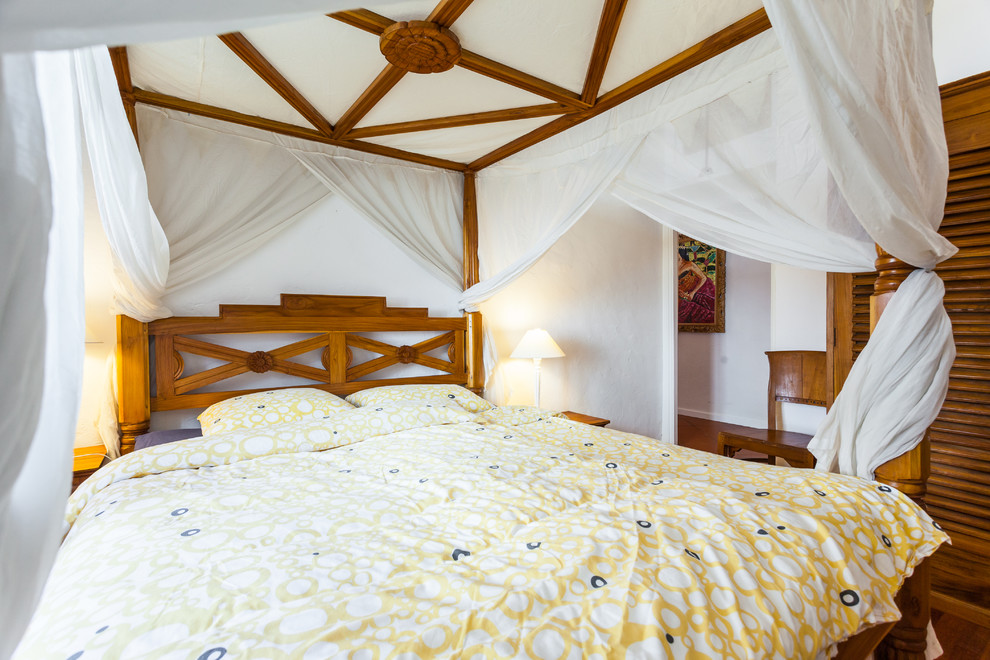 Immagine di una camera da letto tropicale con pareti bianche