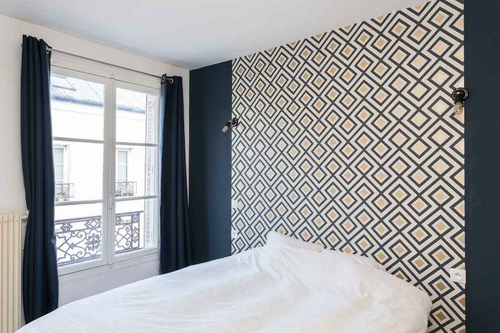 Diseño de dormitorio principal contemporáneo de tamaño medio sin chimenea con suelo de madera clara, suelo beige y paredes multicolor