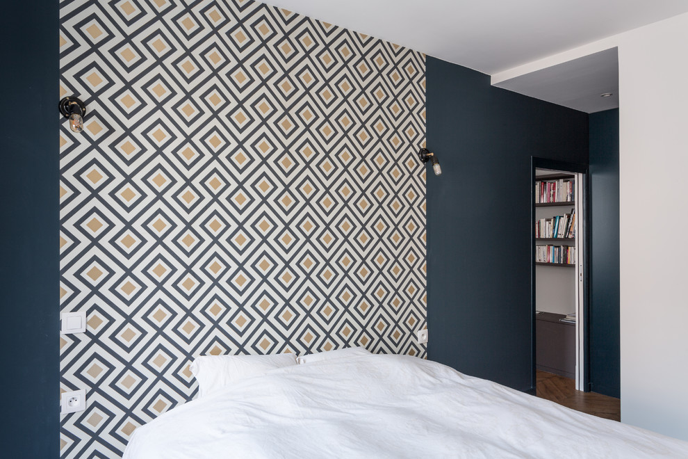 Foto de dormitorio principal contemporáneo de tamaño medio sin chimenea con suelo de madera clara, suelo beige y paredes multicolor