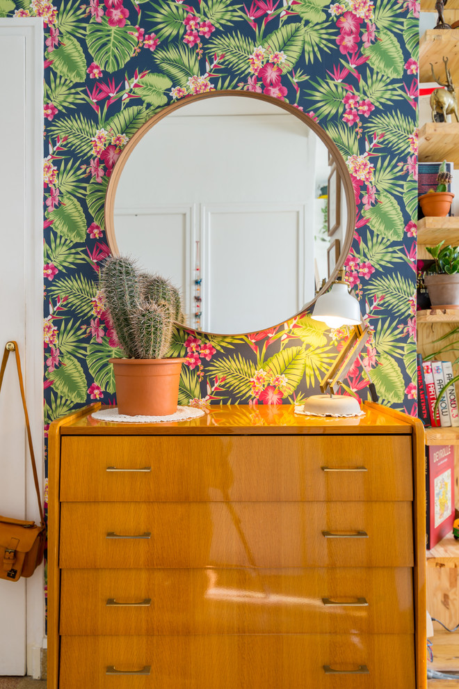 Idée de décoration pour une chambre vintage avec un mur multicolore.