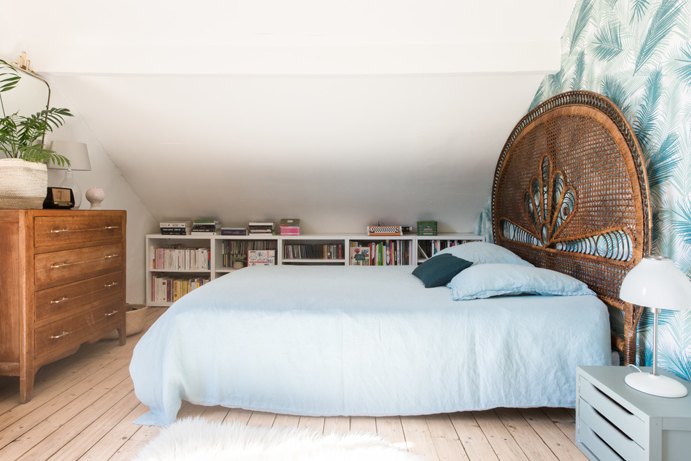 Foto de dormitorio exótico pequeño con suelo de madera clara, suelo beige, paredes blancas y techo inclinado