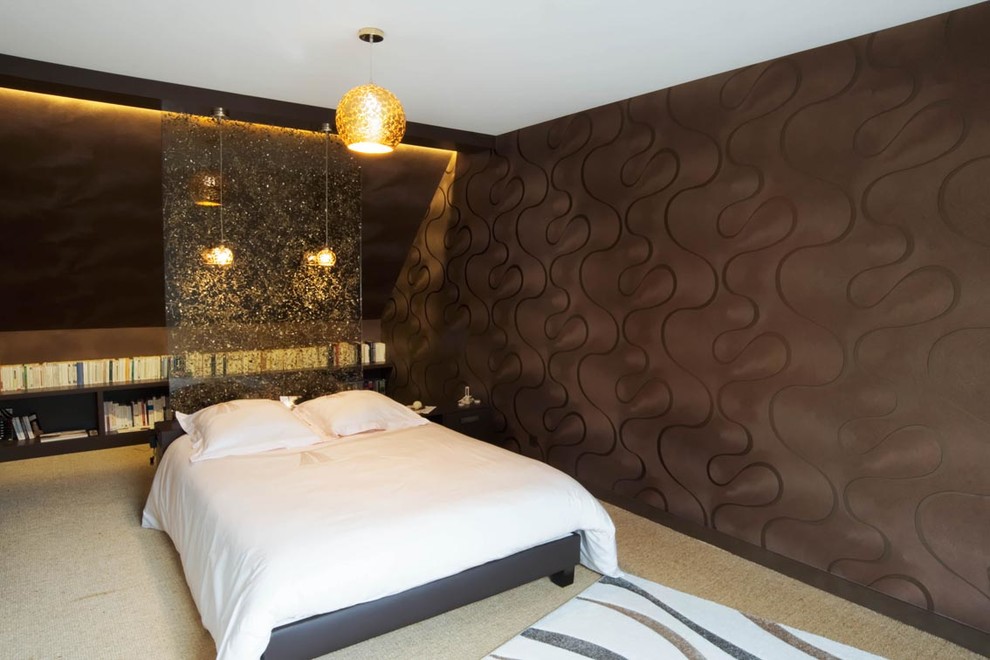 Geräumiges Modernes Hauptschlafzimmer mit brauner Wandfarbe in Rennes