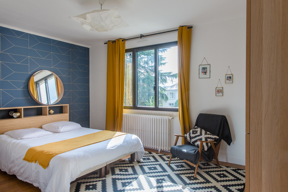 Skandinavisches Schlafzimmer mit weißer Wandfarbe, braunem Holzboden und braunem Boden in Montpellier