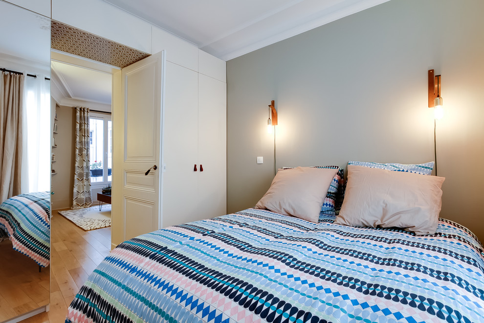 На фото: хозяйская спальня среднего размера в современном стиле с разноцветными стенами и светлым паркетным полом