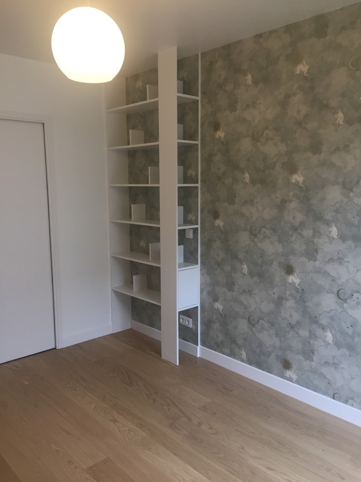 Inspiration pour une chambre parentale minimaliste de taille moyenne avec un mur gris, parquet clair, aucune cheminée et un sol beige.