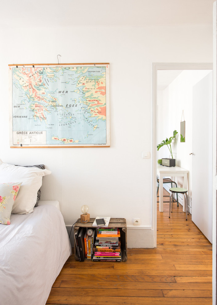 Inspiration for a scandinavian bedroom remodel in Montpellier