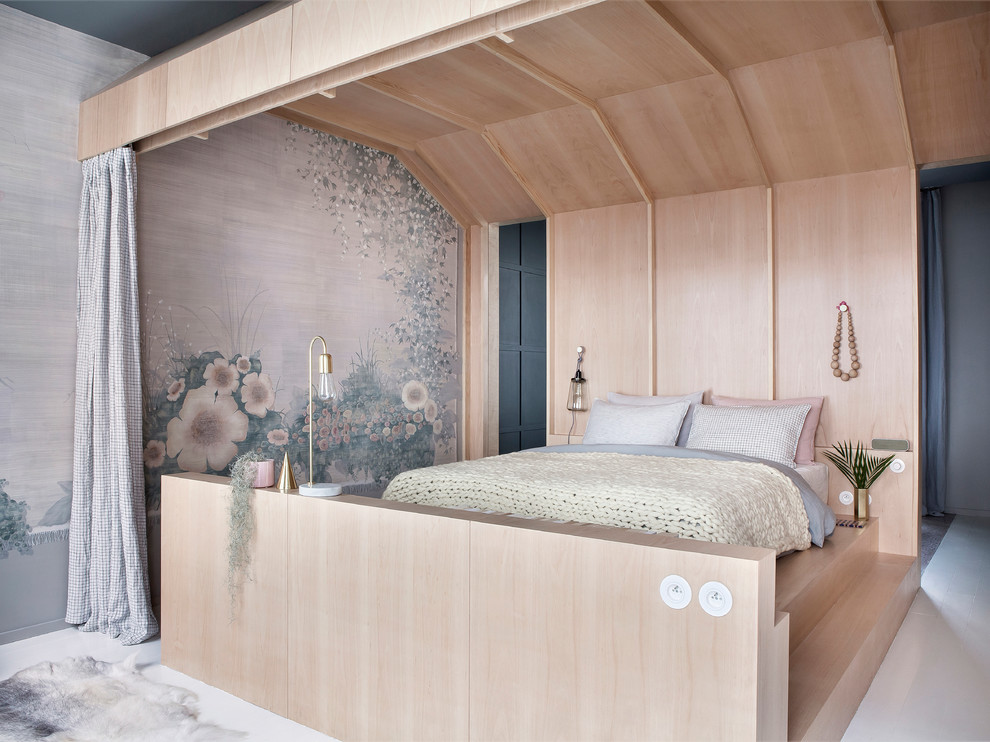 Стильный дизайн: хозяйская спальня среднего размера в стиле неоклассика (современная классика) с серыми стенами и деревянным полом без камина - последний тренд