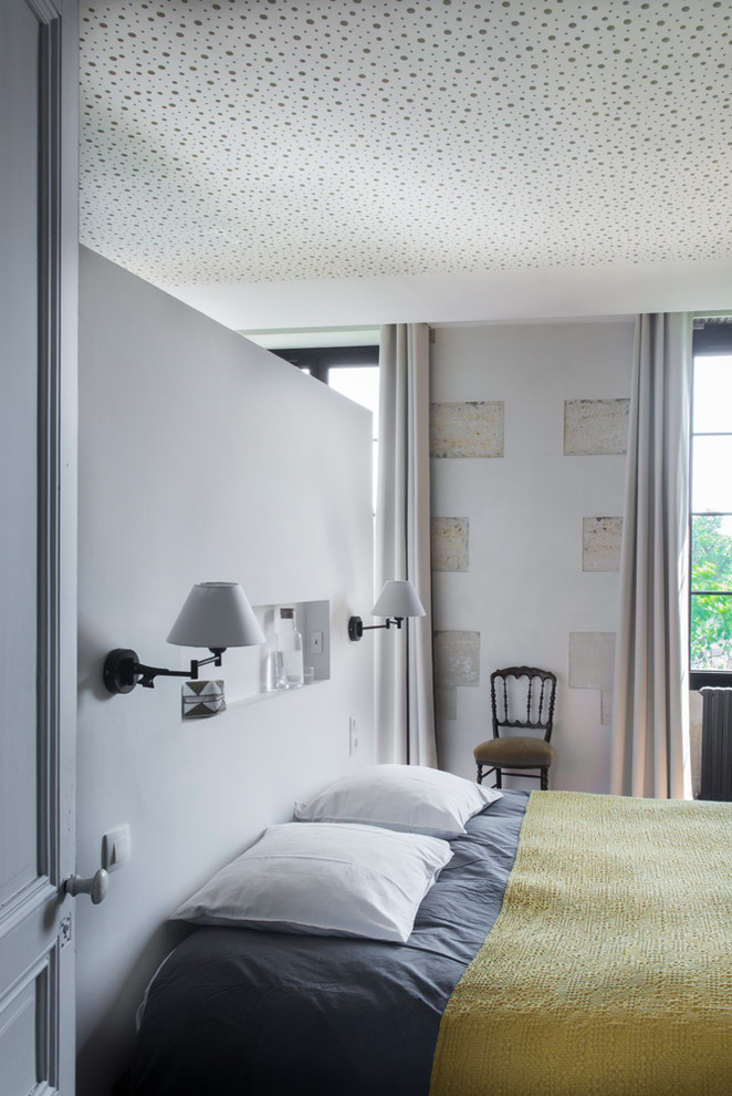 Großes Eklektisches Hauptschlafzimmer ohne Kamin mit schwarzer Wandfarbe, braunem Holzboden und beigem Boden in Sonstige