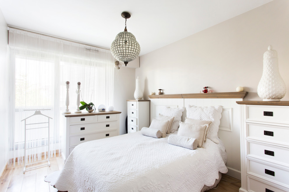 Cette image montre une chambre style shabby chic avec un mur beige et un sol en bois brun.