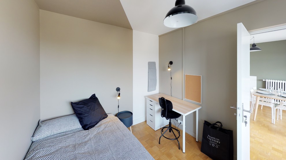 Esempio di una camera da letto minimalista di medie dimensioni con pareti beige, parquet chiaro e pavimento beige