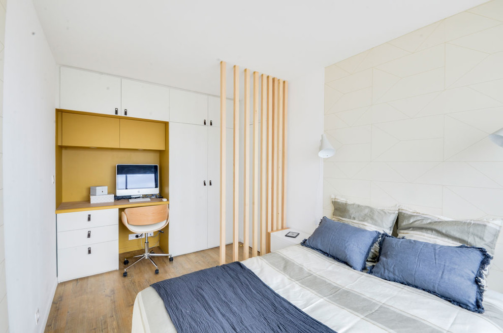 Свежая идея для дизайна: маленькая хозяйская спальня в скандинавском стиле с белыми стенами и полом из линолеума для на участке и в саду - отличное фото интерьера