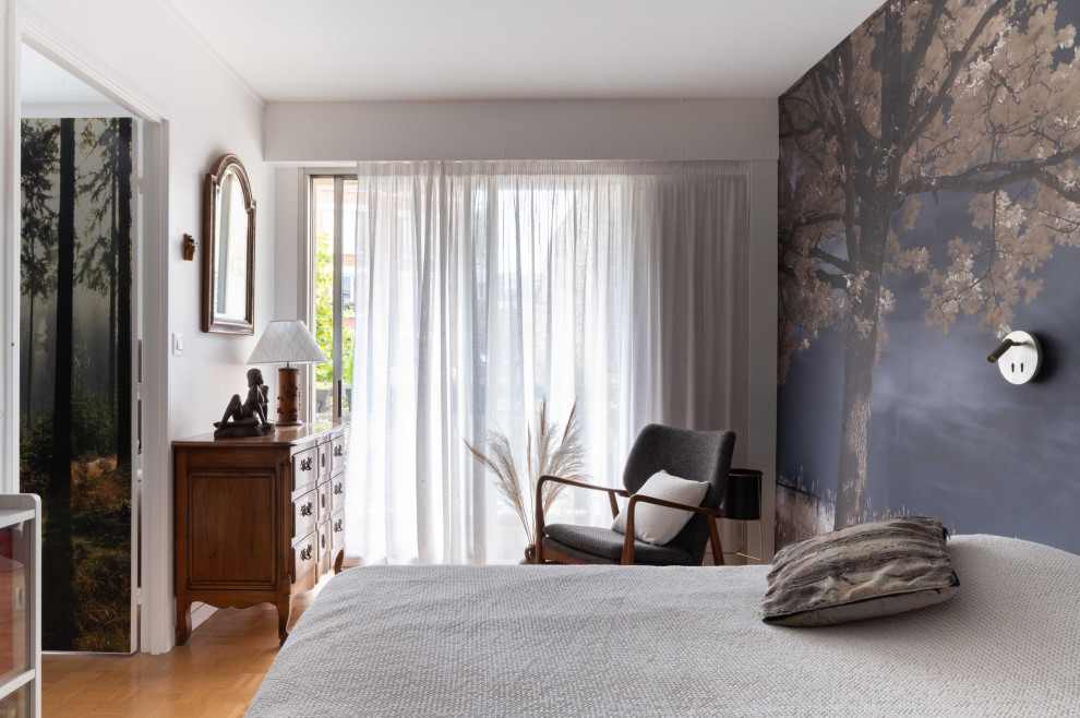 Imagen de dormitorio actual de tamaño medio sin chimenea con suelo de madera clara