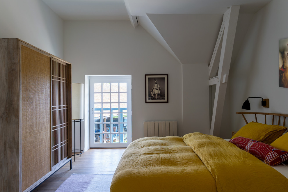 パリにある中くらいなカントリー風のおしゃれな客用寝室 (白い壁、淡色無垢フローリング、ベージュの床、表し梁) のレイアウト