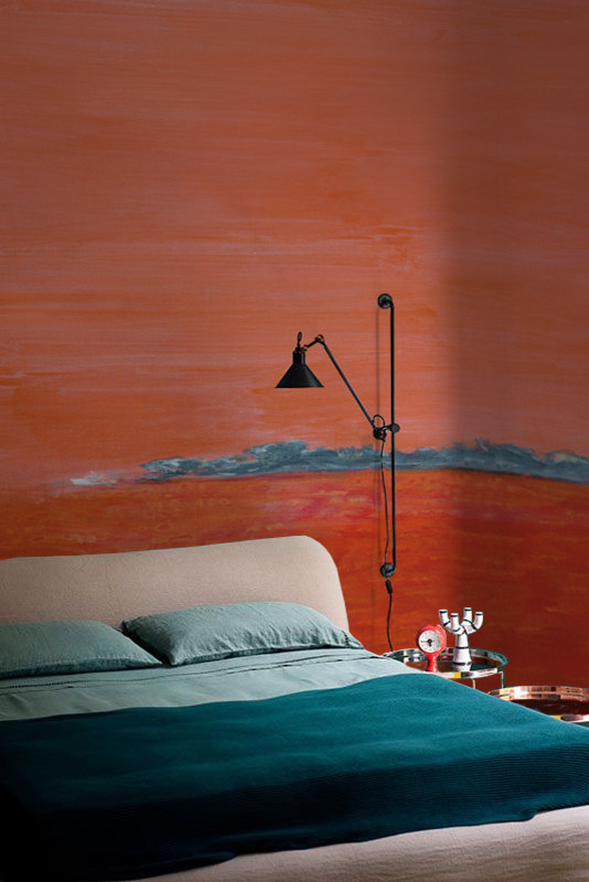 パリにあるエクレクティックスタイルのおしゃれな寝室 (赤い壁) のレイアウト