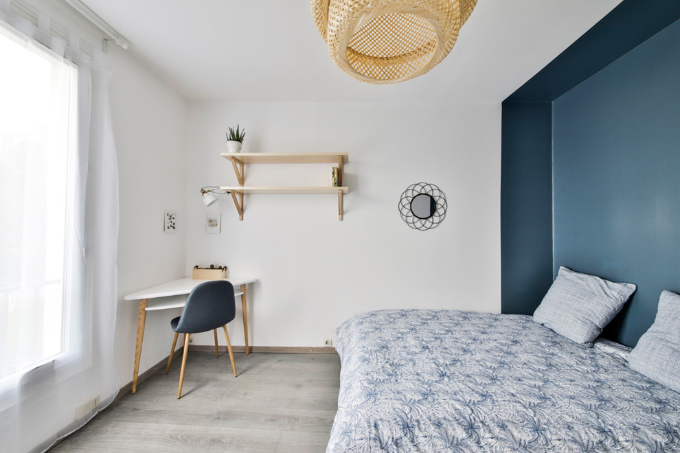 Diseño de dormitorio principal moderno de tamaño medio sin chimenea con paredes multicolor, suelo de contrachapado y suelo gris