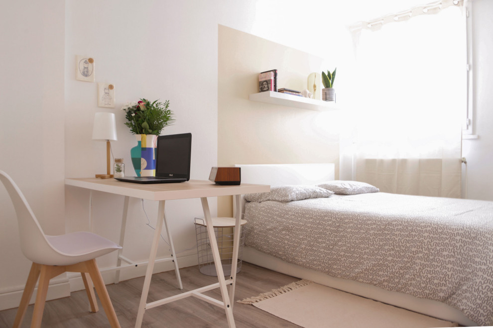 Idées déco pour une petite chambre d'amis scandinave avec un sol beige, sol en stratifié et un mur beige.