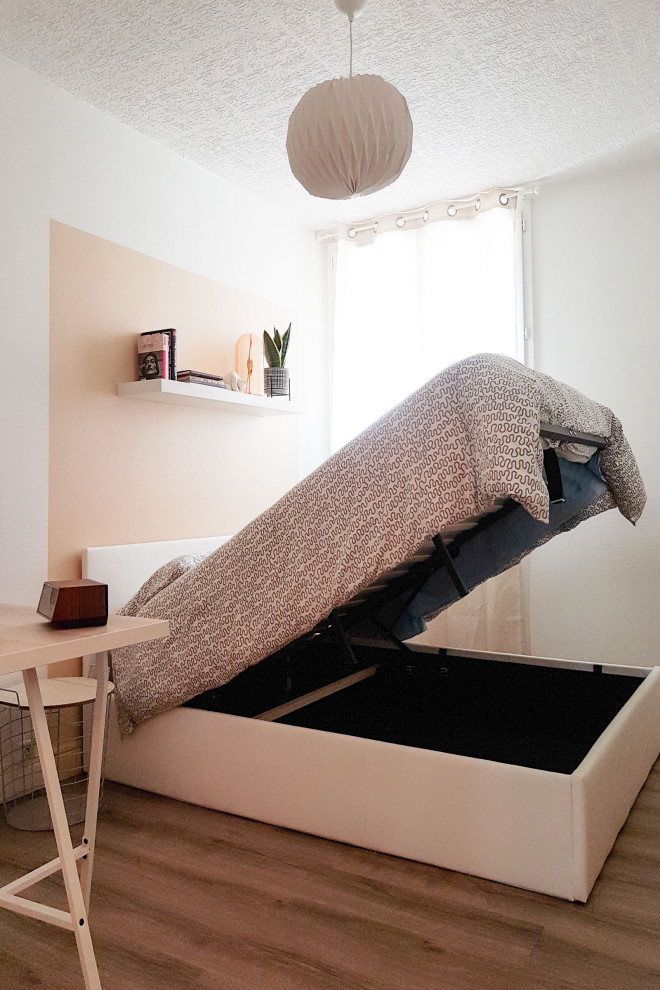 Diseño de habitación de invitados nórdica pequeña con suelo beige, paredes beige y suelo laminado