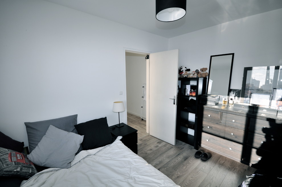 Пример оригинального дизайна: хозяйская спальня среднего размера в современном стиле с белыми стенами, светлым паркетным полом и бежевым полом