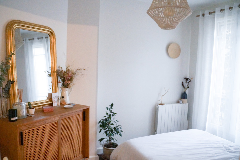 Imagen de dormitorio nórdico con paredes blancas, moqueta y suelo gris