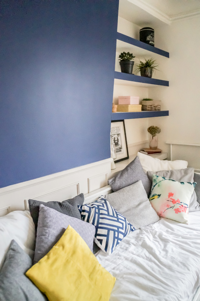 Diseño de dormitorio nórdico de tamaño medio con paredes azules y suelo de madera clara