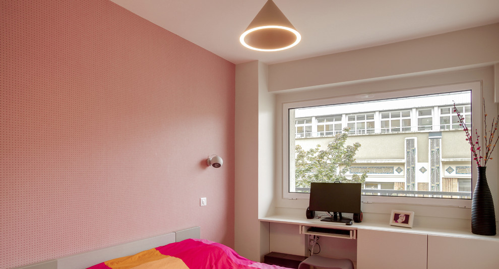 Réalisation d'une petite chambre parentale design avec un mur beige, parquet clair et aucune cheminée.