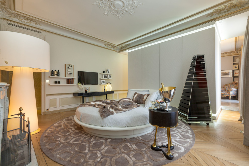 パリにある広いコンテンポラリースタイルのおしゃれな主寝室 (白い壁、淡色無垢フローリング、ベージュの床) のインテリア