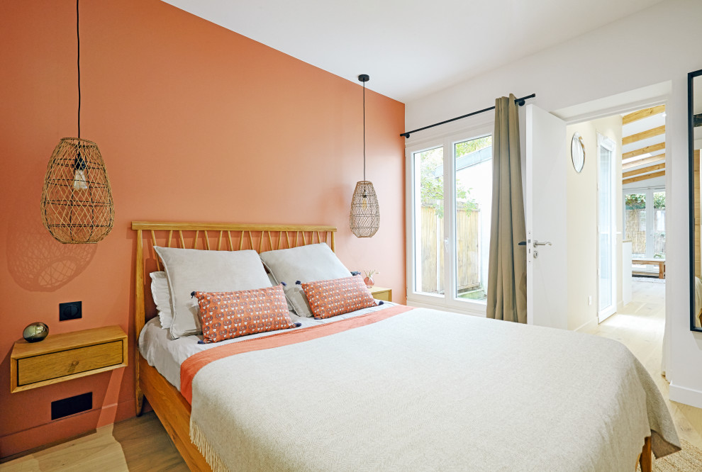 Idées déco pour une chambre parentale rétro de taille moyenne avec un mur rose, parquet clair, aucune cheminée et un sol beige.