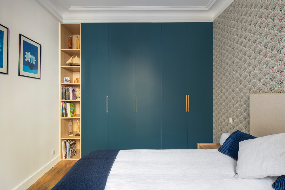 Foto de dormitorio principal moderno de tamaño medio sin chimenea con paredes multicolor, suelo de madera en tonos medios, suelo beige y papel pintado