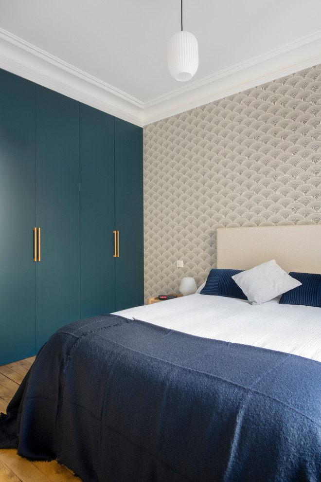Стильный дизайн: хозяйская спальня среднего размера в стиле модернизм с разноцветными стенами, паркетным полом среднего тона, бежевым полом и обоями на стенах без камина - последний тренд