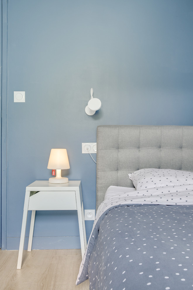 Bedroom - contemporary bedroom idea in Nantes