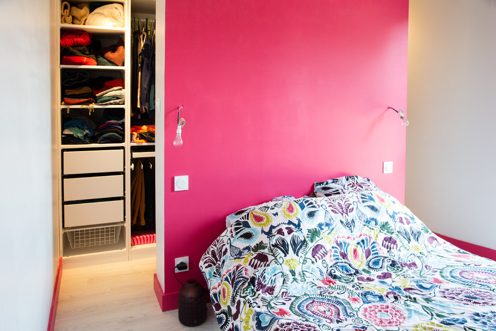 Идея дизайна: хозяйская спальня среднего размера в современном стиле с розовыми стенами и полом из керамической плитки