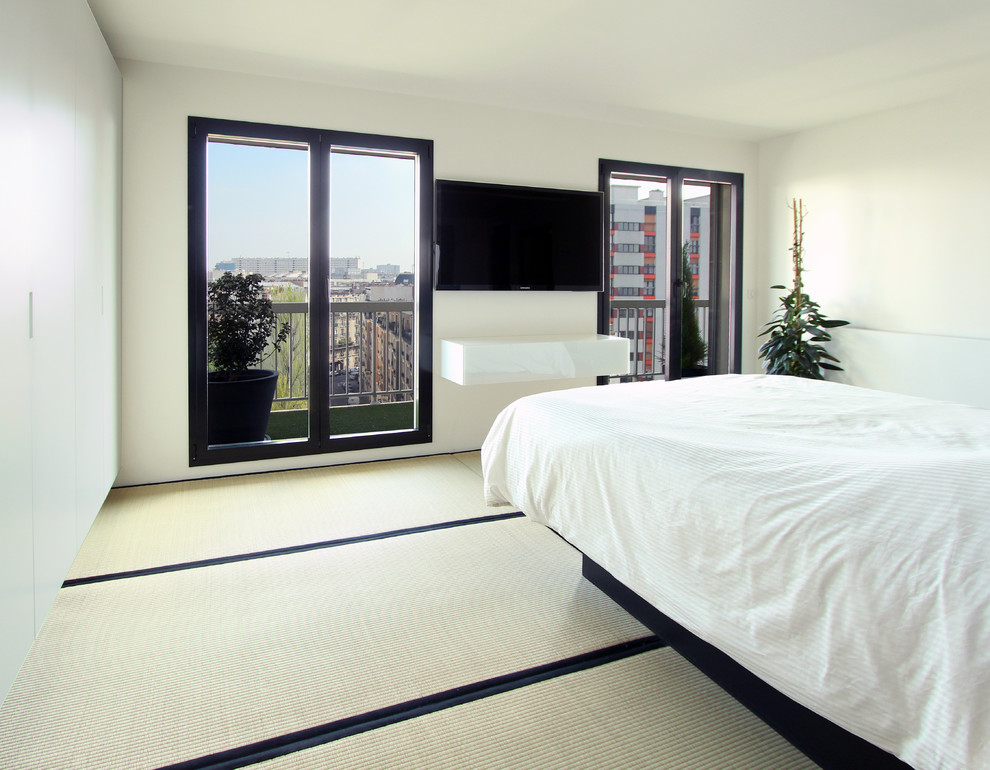 Пример оригинального дизайна: хозяйская спальня среднего размера в современном стиле с белыми стенами