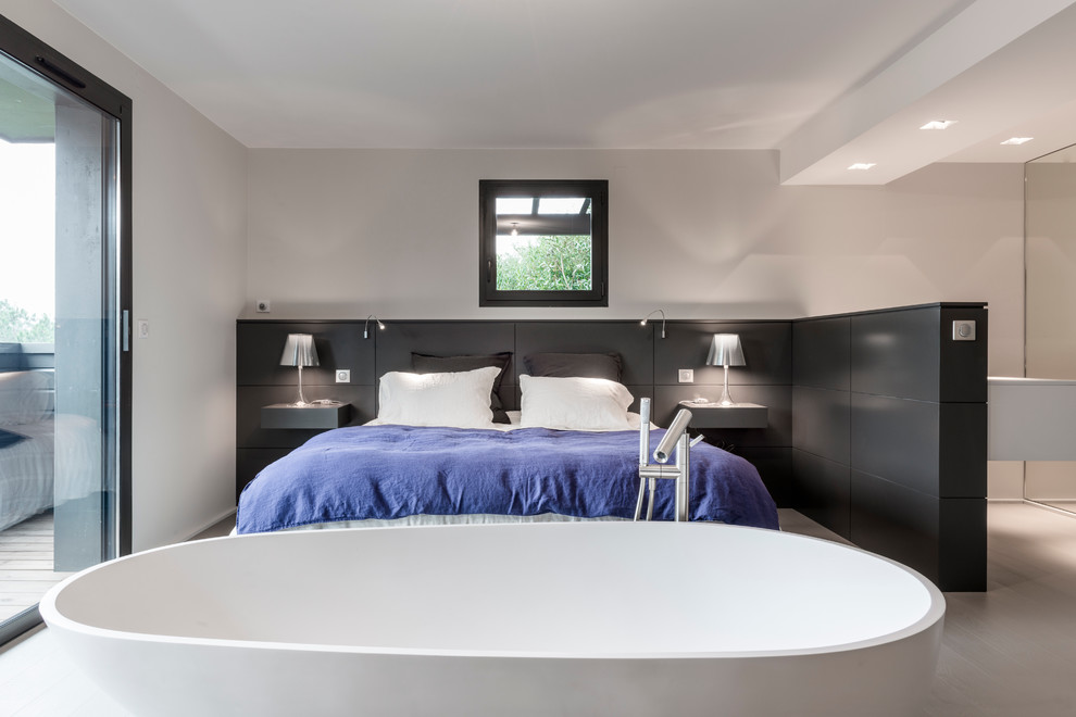 This is an example of a large contemporary master bedroom in Bordeaux with grey walls.
