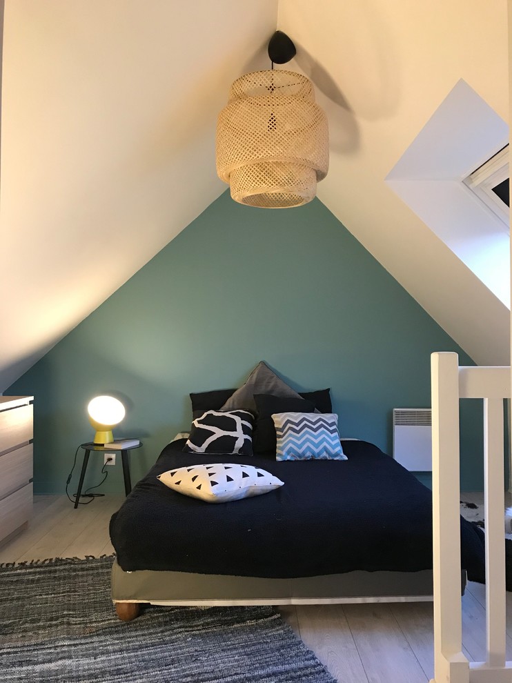 Источник вдохновения для домашнего уюта: спальня в современном стиле с синими стенами, светлым паркетным полом и бежевым полом
