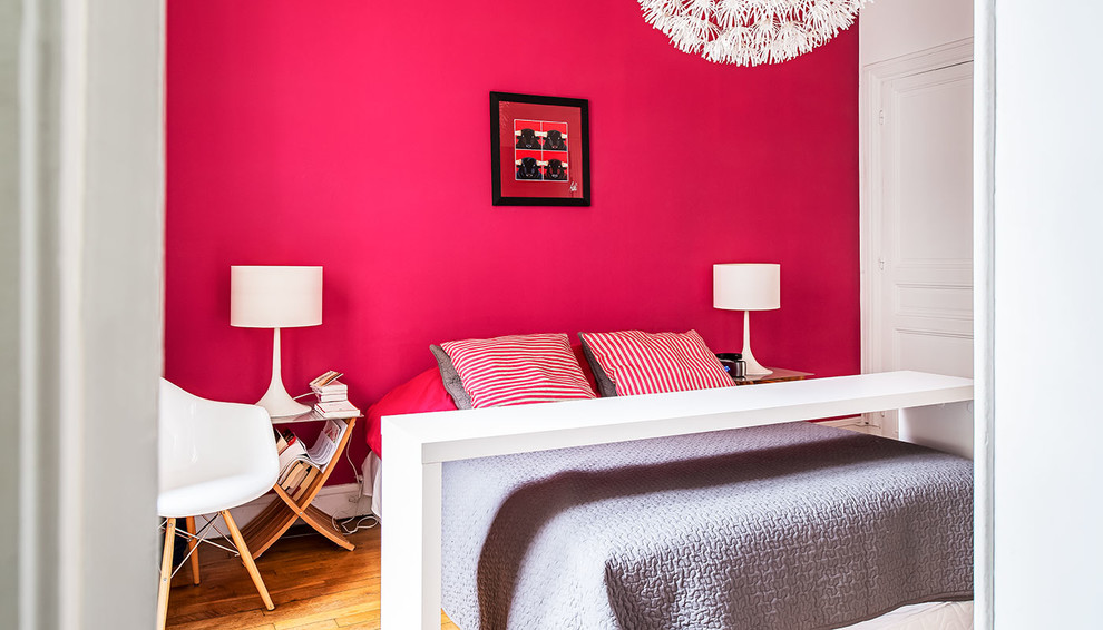 Foto de dormitorio principal contemporáneo de tamaño medio sin chimenea con paredes rosas y suelo de madera en tonos medios