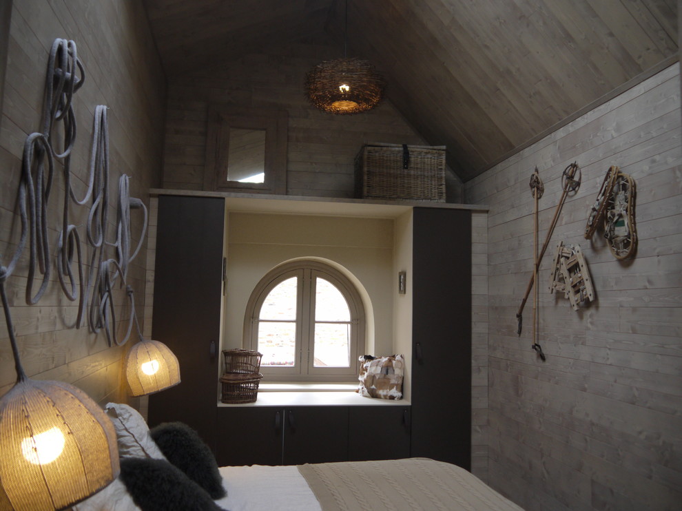 Idéer för ett litet modernt sovrum, med grå väggar