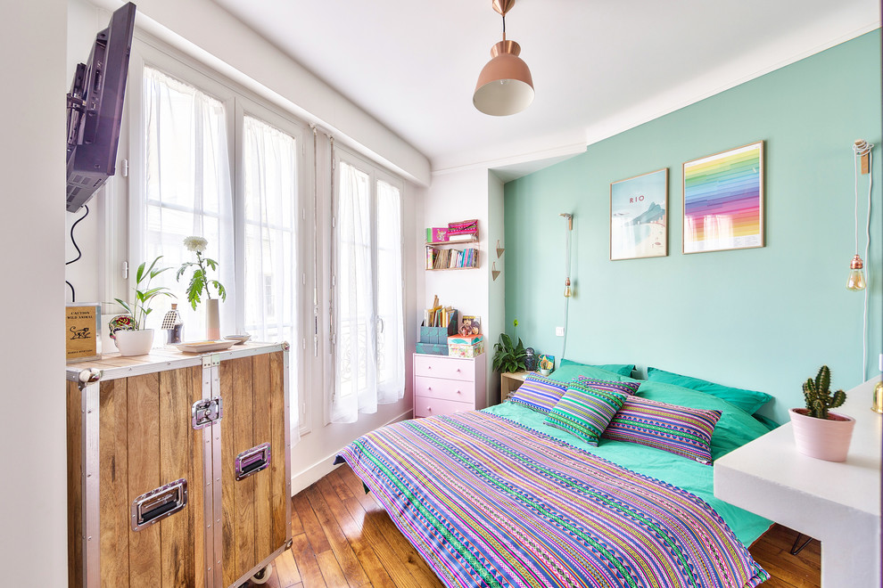 Diseño de dormitorio contemporáneo de tamaño medio con paredes verdes, suelo de madera clara y suelo beige