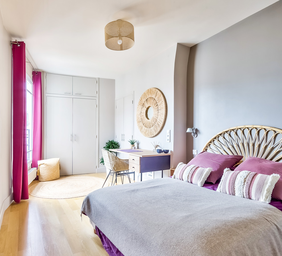 Aménagement d'une chambre d'amis grise et rose contemporaine avec un mur blanc, parquet clair et un sol beige.
