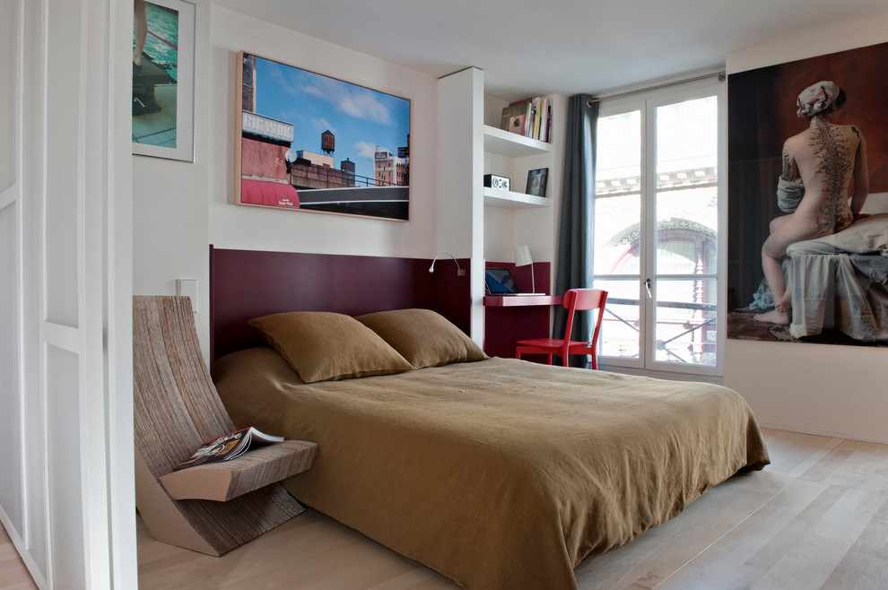 На фото: хозяйская спальня среднего размера в современном стиле с белыми стенами и светлым паркетным полом с