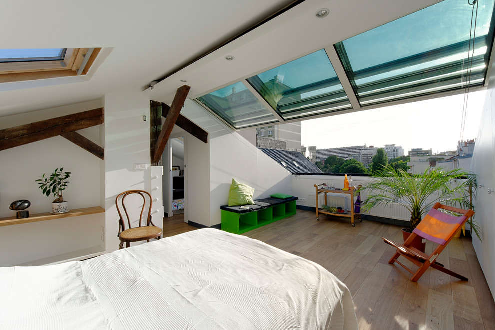 Kleines Modernes Hauptschlafzimmer mit weißer Wandfarbe und hellem Holzboden in Paris