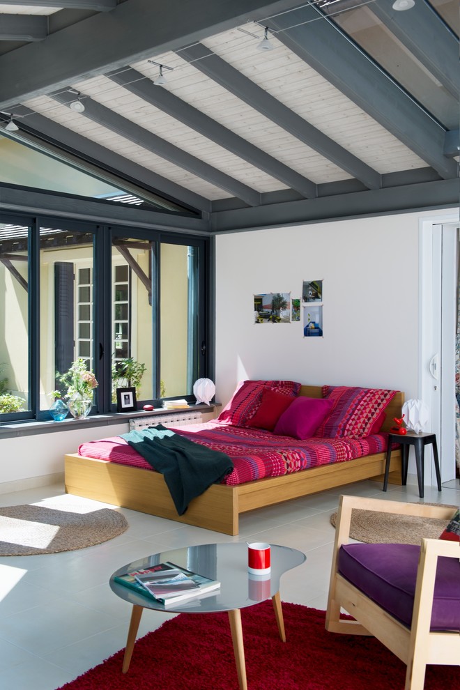 Modernes Schlafzimmer mit weißer Wandfarbe in Lyon