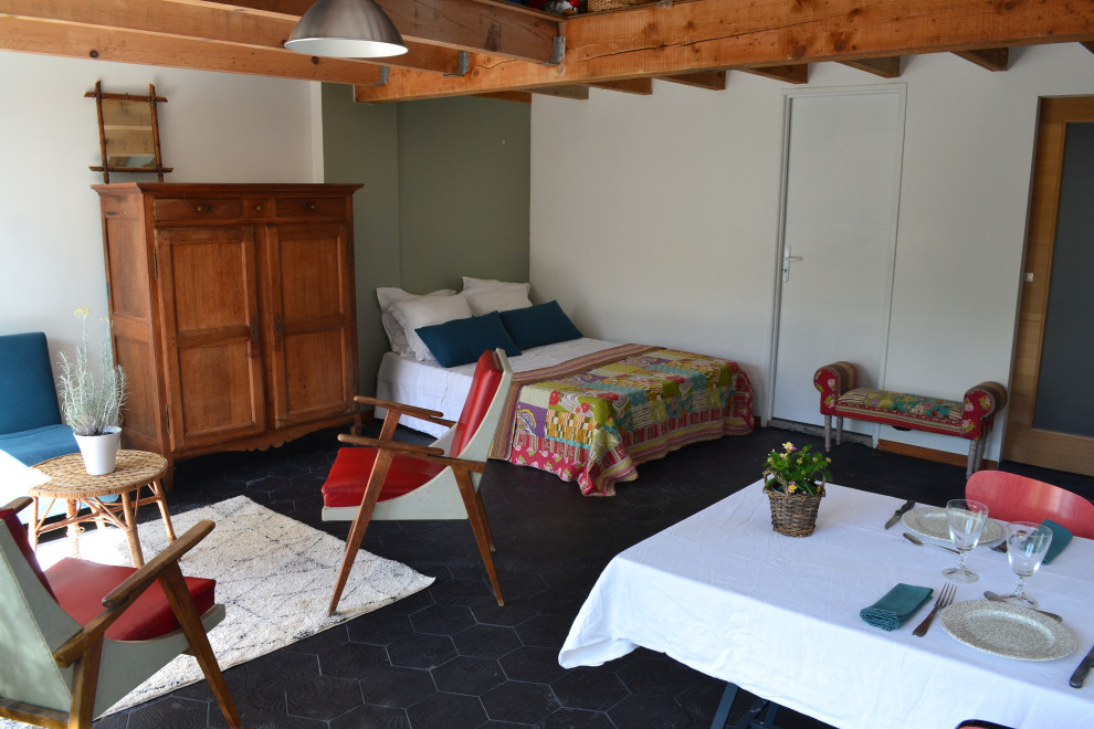 Стильный дизайн: большая хозяйская спальня в средиземноморском стиле с зелеными стенами, полом из керамической плитки, черным полом и балками на потолке без камина - последний тренд