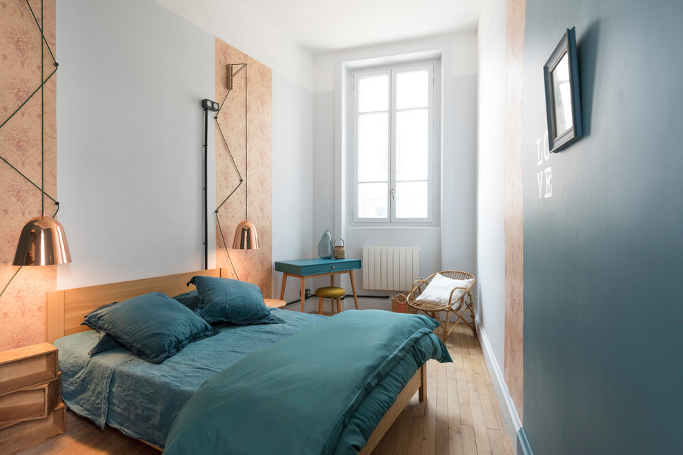 Idée de décoration pour une chambre d'amis nordique avec un mur multicolore, parquet clair et un sol beige.