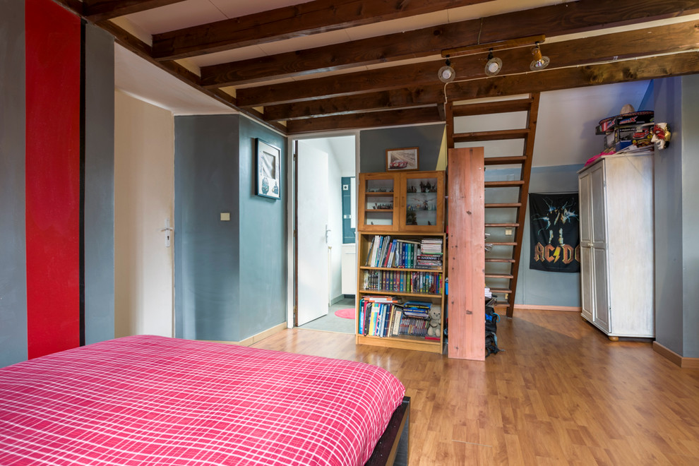 Großes Landhausstil Schlafzimmer mit grauer Wandfarbe und hellem Holzboden in Paris