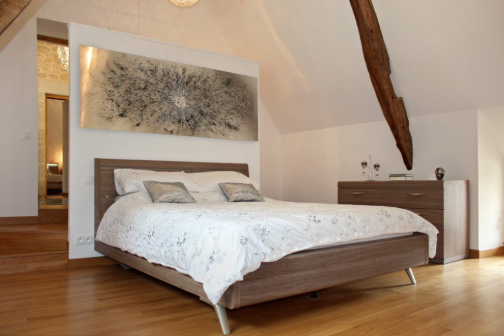 Идея дизайна: хозяйская спальня в стиле кантри с белыми стенами, паркетным полом среднего тона и коричневым полом