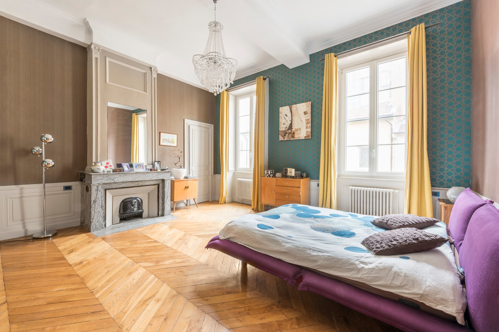 リヨンにある広いトランジショナルスタイルのおしゃれな主寝室 (淡色無垢フローリング、標準型暖炉、石材の暖炉まわり) のレイアウト