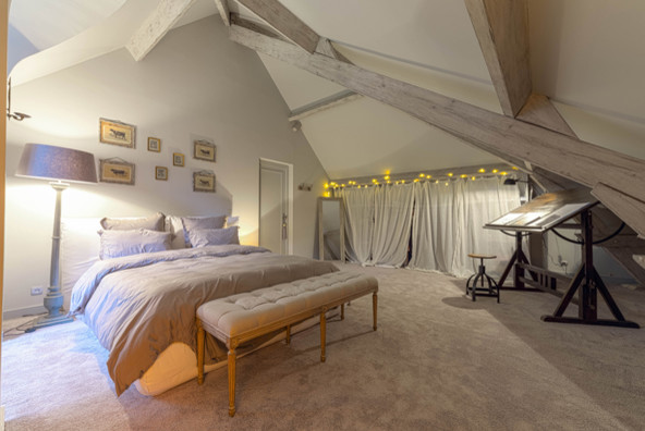 Bedroom - cottage bedroom idea in Paris